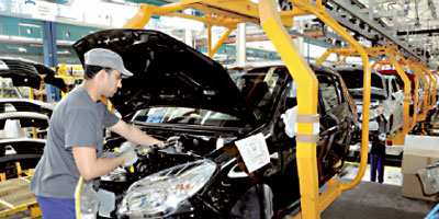 Les Éco : Automobile-Les exportations continuent de grimper